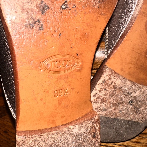 Mule in fine smooth leather with metal branded chain and leather outsole. - Picture 2 of 4
